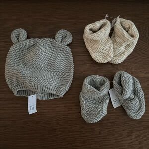 Baby Gap 0-3 Months Hat and Booties